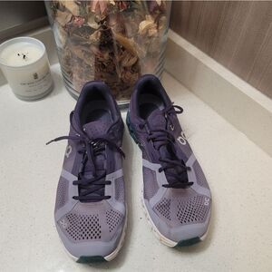 ☁️☁️ On cloudflow ☁️☁️ Women's Athletic Shoes size 8 - Purple and Gray